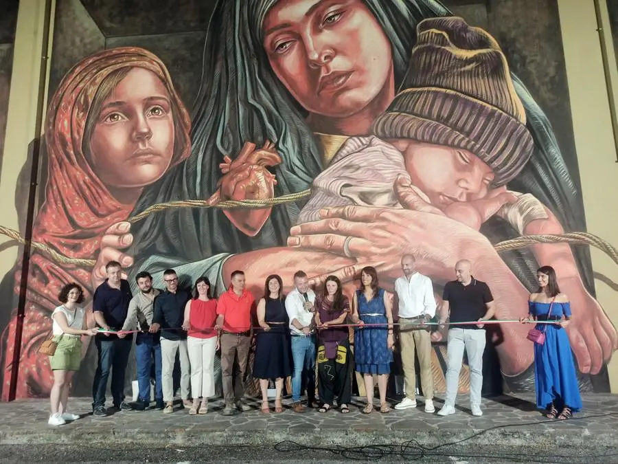 L'inaugurazione del murale di Vera Bugati sulla parete del Don Milani