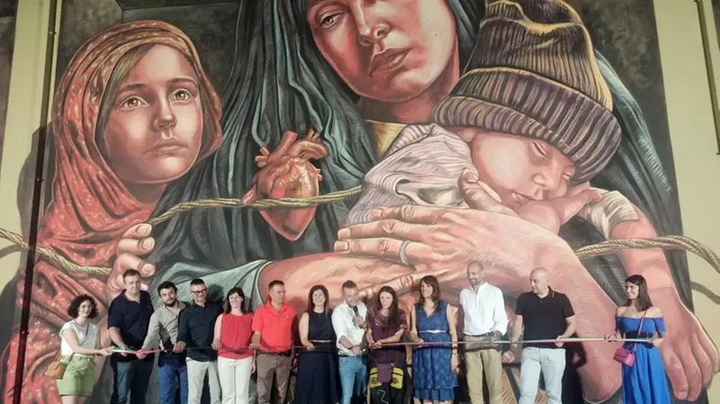 L'inaugurazione del murale di Vera Bugati sulla parete del Don Milani