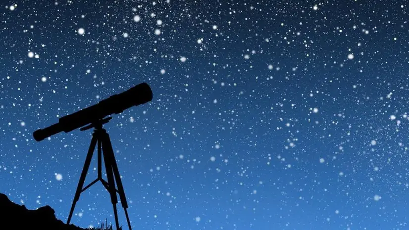 Un telescopio con le stelle cadenti