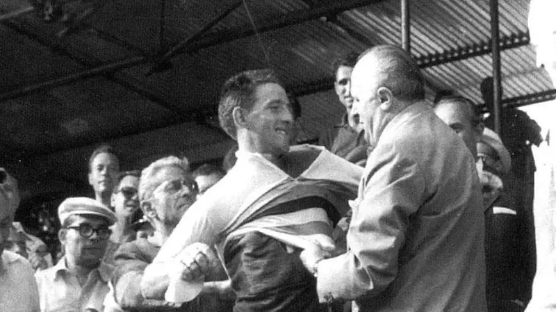 Adriano Rodoni fa indossare l’iride a Bongioni - © www.giornaledibrescia.it