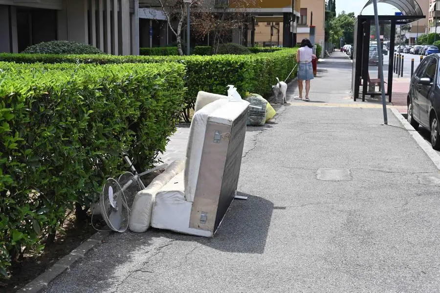 Via Cipro, il divano abbandonato in strada da una settimana
