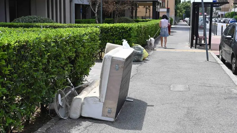 Via Cipro, il divano abbandonato in strada da una settimana