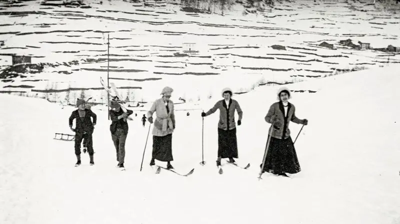 Persone con sci e slittini agli albori del turismo nella zona dalignese, negli anni dieci del secolo scorso - Collezione privata Bonicelli © www.giornaledibrescia.it