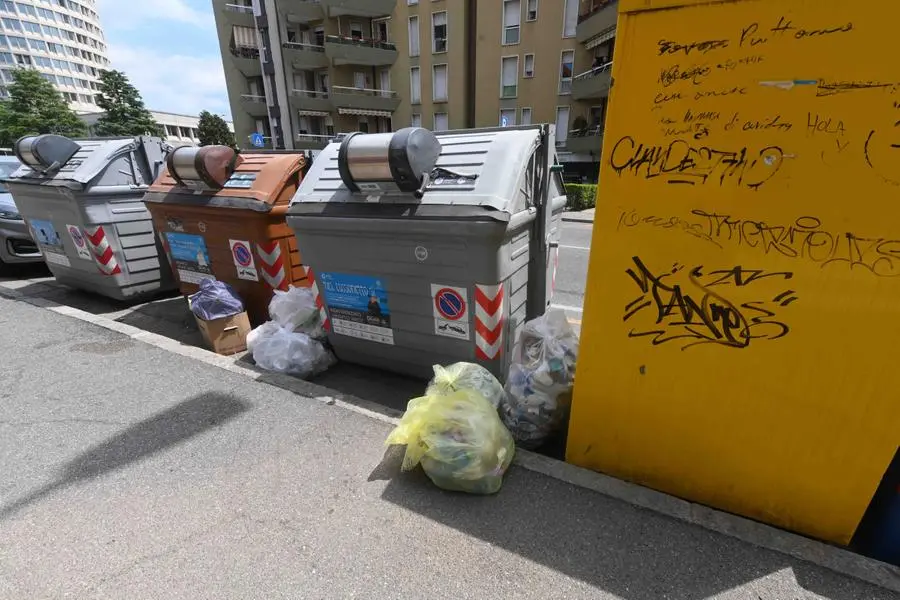 Via Cipro, il divano abbandonato in strada da una settimana