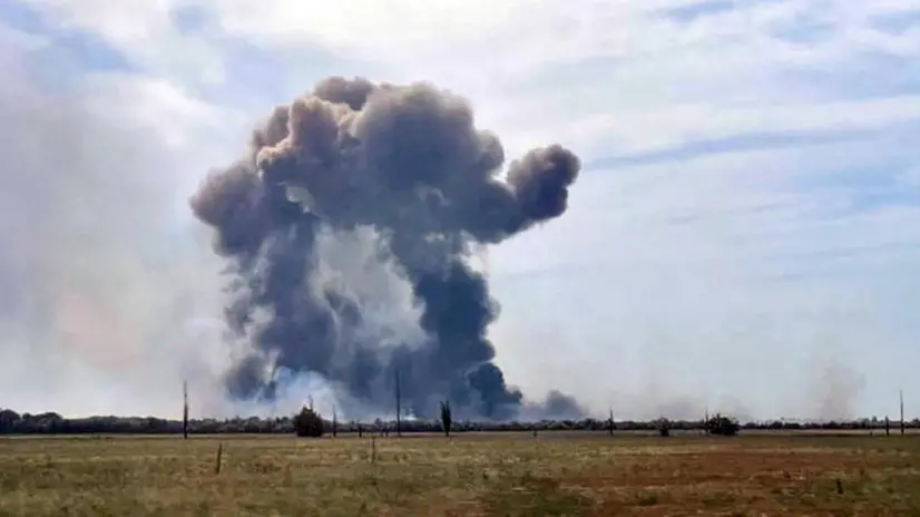 Fumo nero dopo il bombardamento all'aeroporto di Saki, in Crimea - Foto Epa © www.giornaledibrescia.it