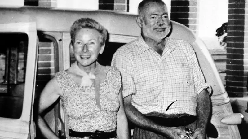 L’autore di «Addio alle armi» con Mary, la quarta moglie - © www.giornaledibrescia.it