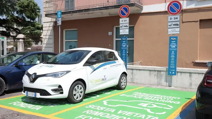 Gli stalli delle auto elettriche a largo Torrelunga, piazza Cesare Battisti e via Branze