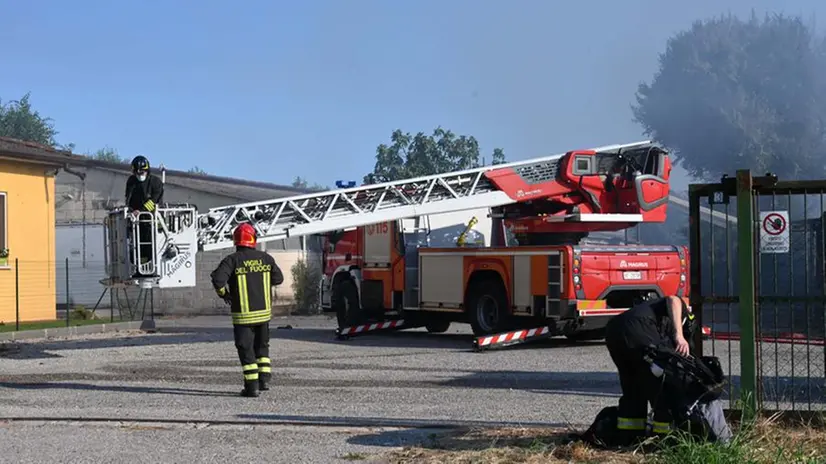 Per domare le fiamme nel capannone di Sedena sono intervenuti i pompieri