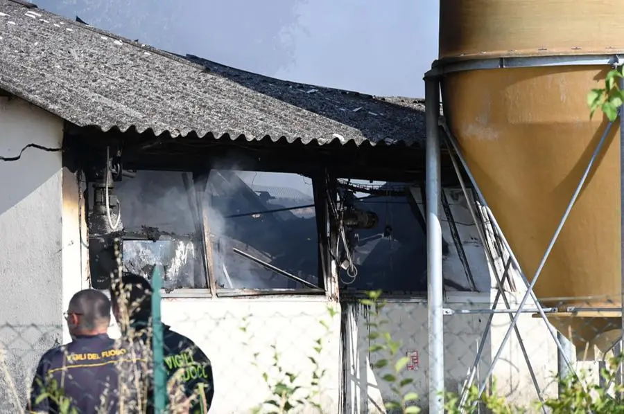 Per domare le fiamme nel capannone di Sedena sono intervenuti i pompieri