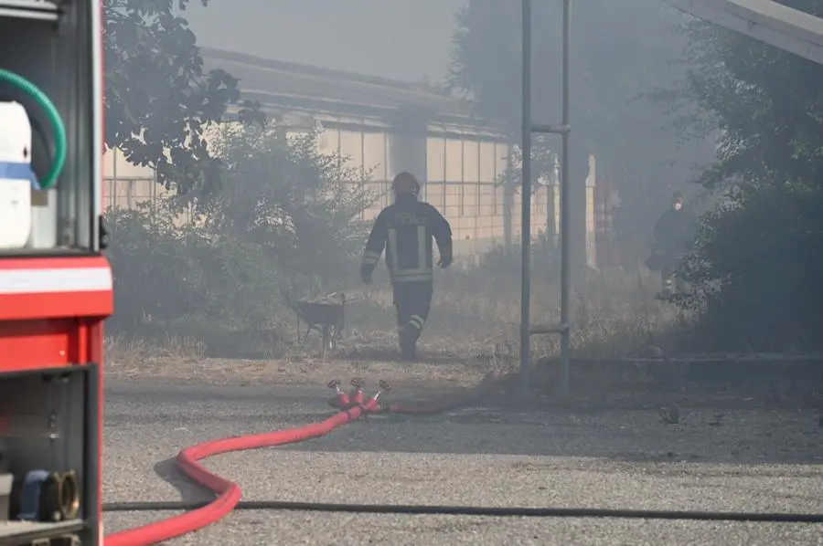 Per domare le fiamme nel capannone di Sedena sono intervenuti i pompieri
