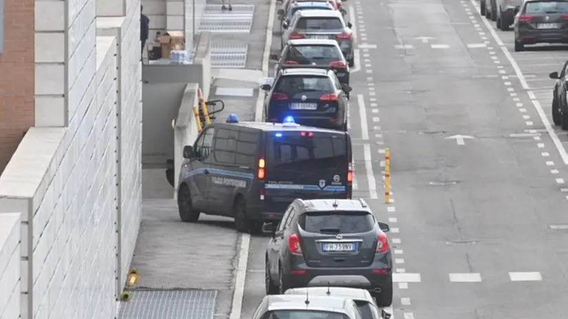 L'arrivo delle sorelle Zani in tribunale a Brescia