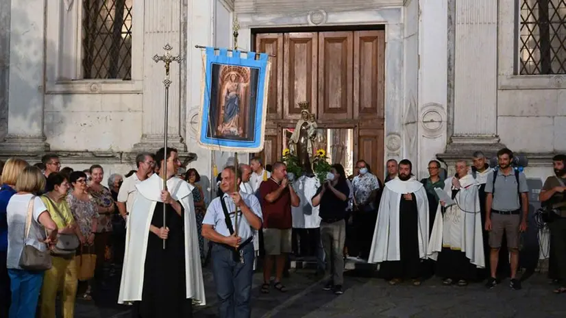 Madonna del Carmelo, in processione si prega anche per la pioggia