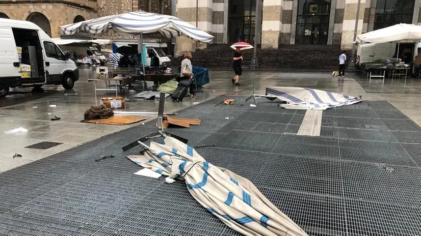 Maltempo al mercato in piazza Vittoria