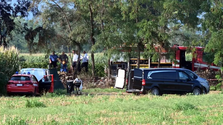 Gli investigatori sul luogo in cui è stato trovato il cadavere