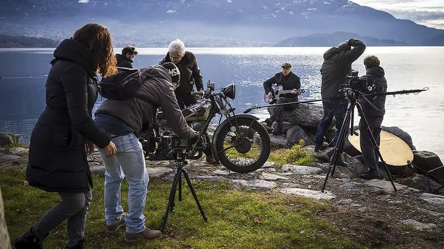 Il cantautore Davide Van De Sfroos mentre racconta della sua passione per la Guzzi per il docufilm «Il coraggio di andare oltre»
