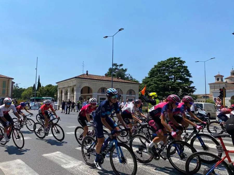 Il passaggio del Giro donne da piazzale Arnaldo a Brescia