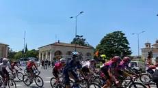 Il passaggio del Giro donne da piazzale Arnaldo a Brescia