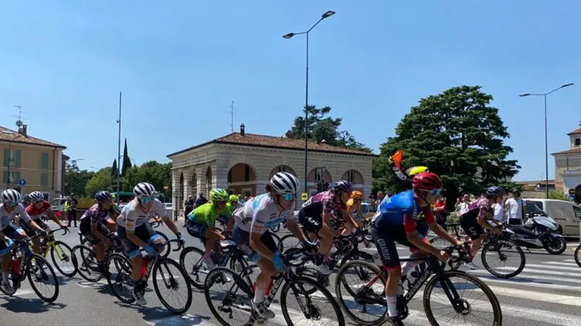 Il passaggio del Giro d'Italia Donne in piazzale Arnaldo - © www.giornaledibrescia.it