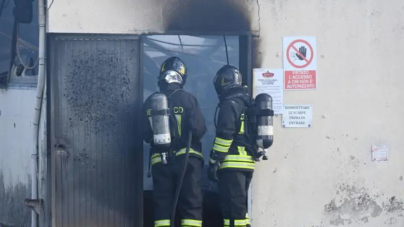 Le immagini dell'incendio di Lonato