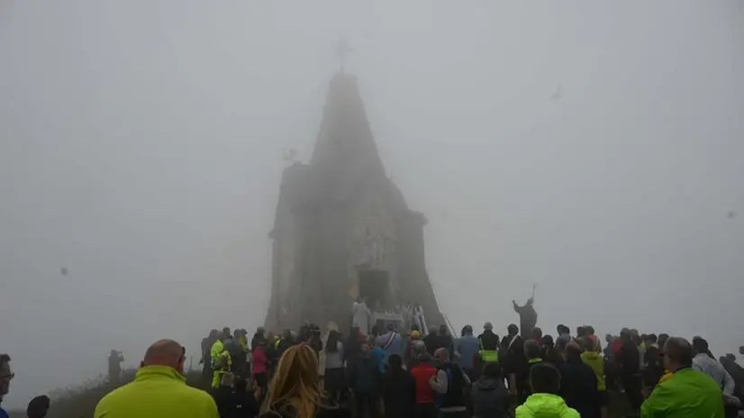 Festa del Redentore, in 500 sul Guglielmo avvolto dalla nebbia