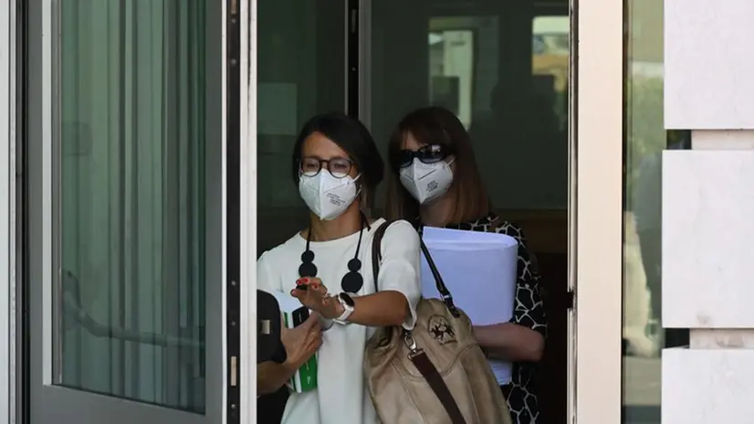 Gli avvocati all'uscita dell'udienza preliminare