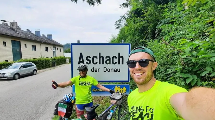 «Cycling for Peace», prosegue in Austria il viaggio dei due prof camuni