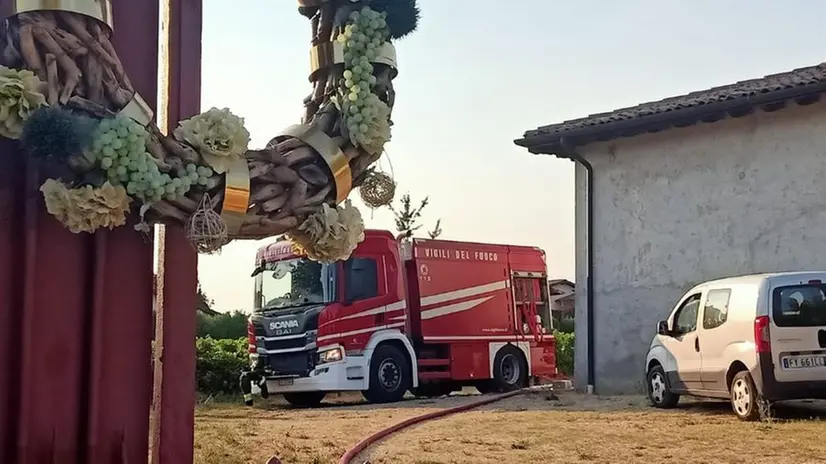 Il rogo ha divorato il tetto di un palazzo a Villa Pedergnano