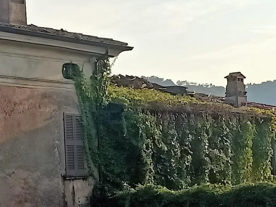 Il rogo ha divorato il tetto di un palazzo a Villa Pedergnano