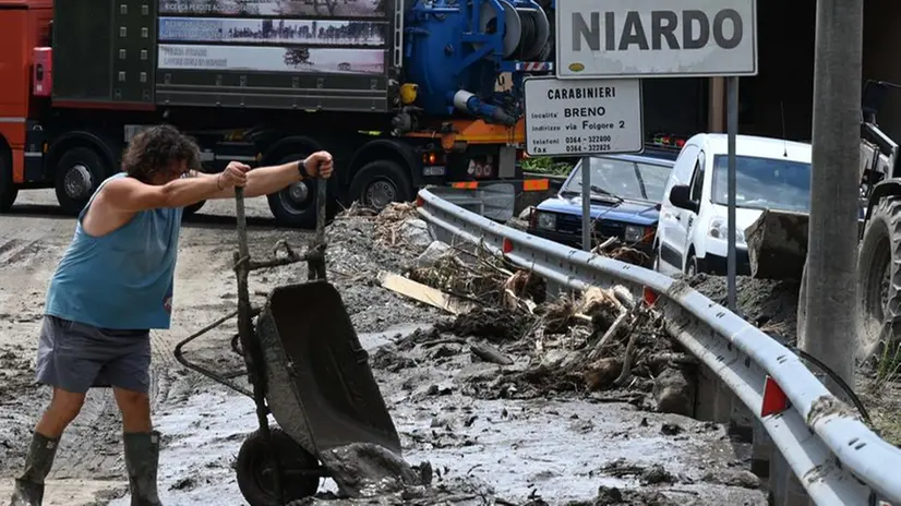 Si lavora senza sosta per liberare Niardo da fango e detriti