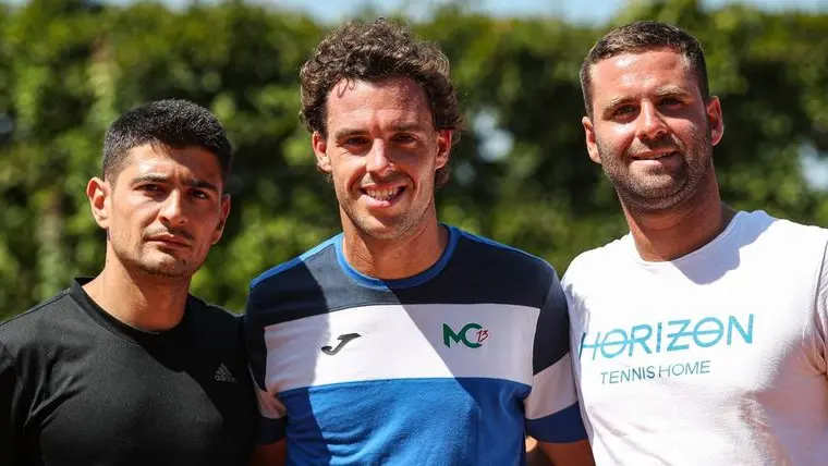 Marco Cecchinato (al centro) col preparatore Valerio Cabras (a sinistra) e uno dei due allenatori Tommaso Castagnola - Foto New Reporter Nicoli © www.giornaledibrescia.it