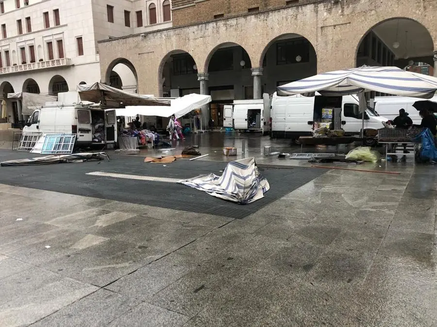 Maltempo al mercato in piazza Vittoria