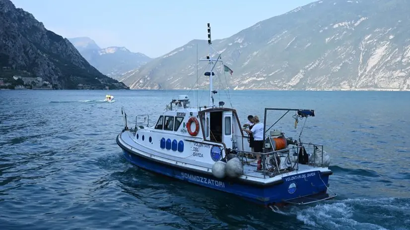 Limone, ore di ricerche nel lago per il turista scomparso
