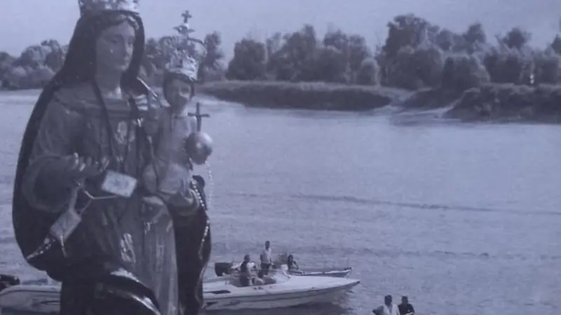 La statua dell’Assunta portata in processione sull’Oglio nel 2004