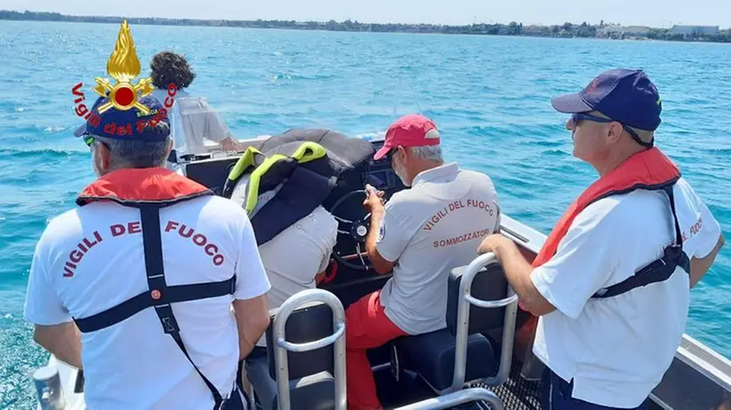 Si tuffa nel Garda e scompare: ricerche ancora in corso