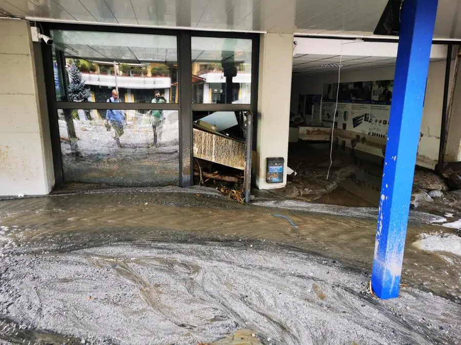 Insegne dei negozi divelti: non si contano i danni causati da acqua e fango