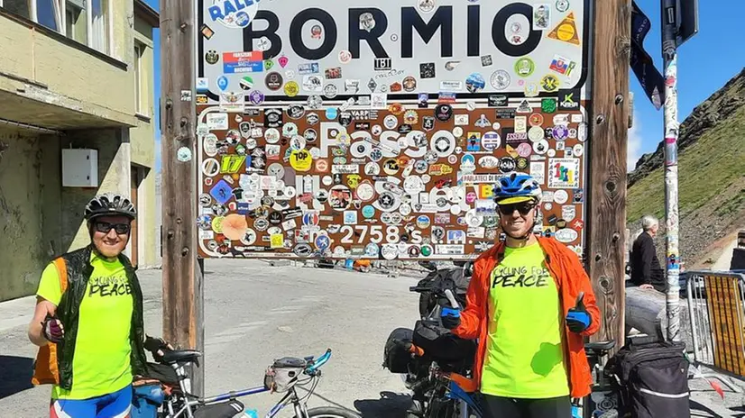 Le immagini del viaggio di Cycling for Peace