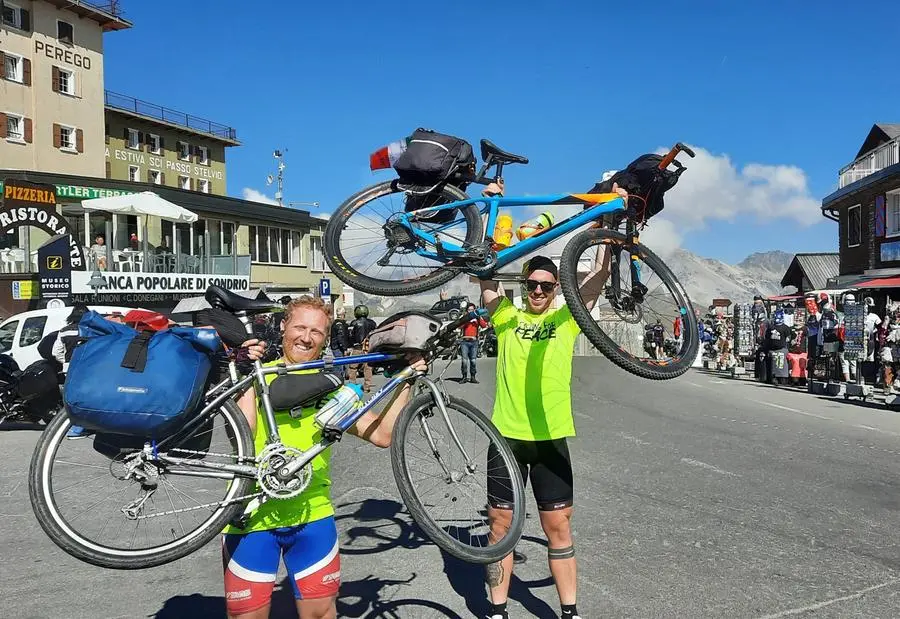 Le immagini del viaggio di Cycling for Peace
