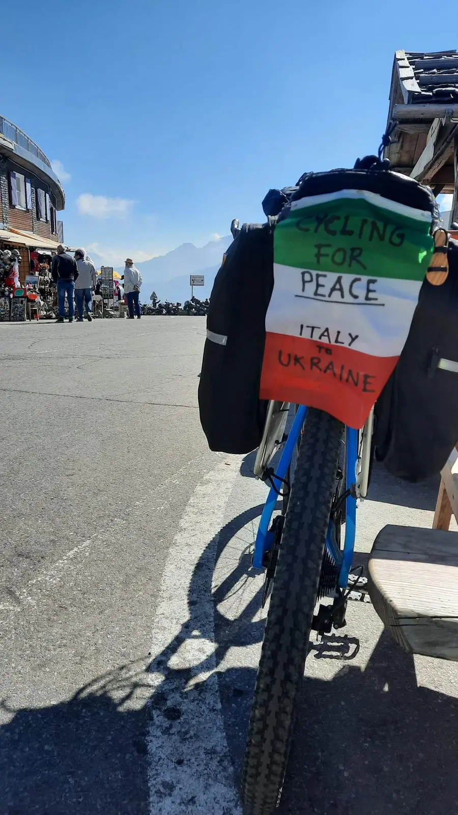 Le immagini del viaggio di Cycling for Peace