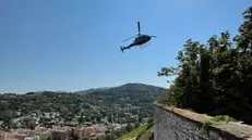 Elicottero in Castello per posare reti paramassi alla Strada del Soccorso