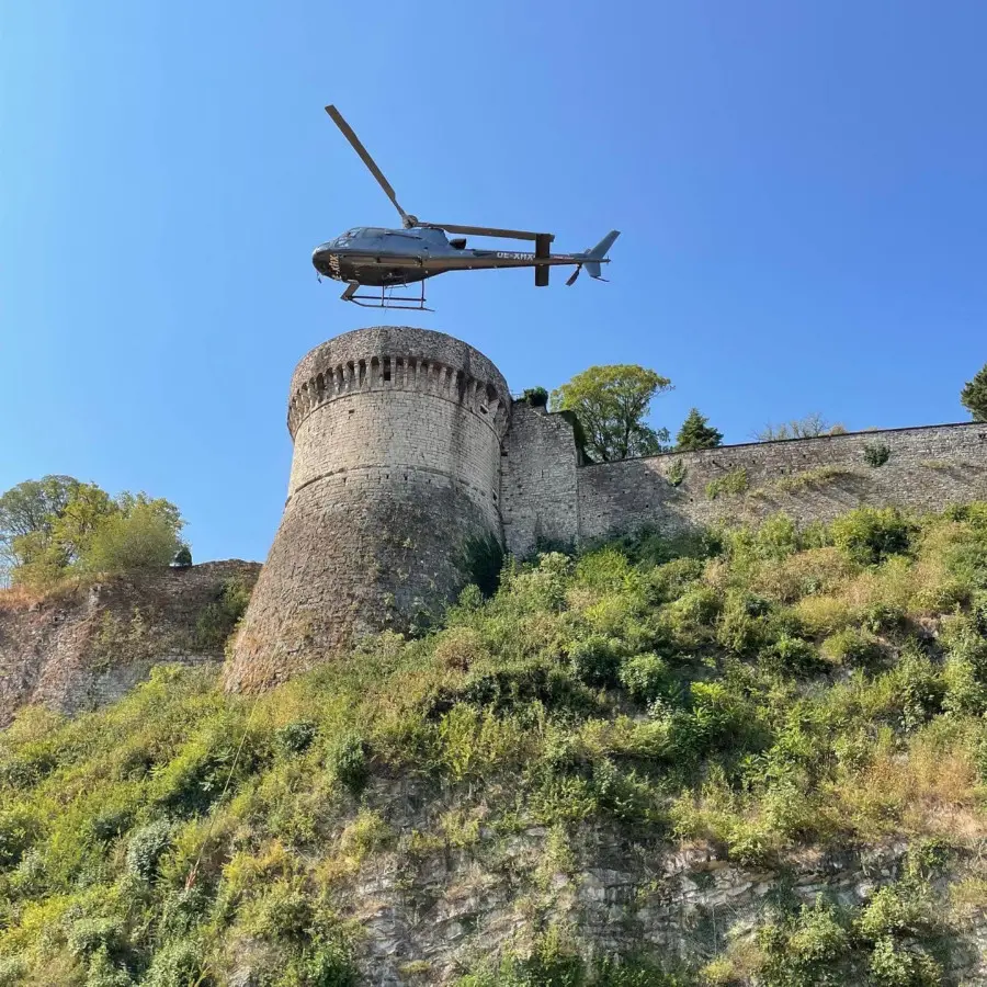 Elicottero in Castello per posare reti paramassi alla Strada del Soccorso
