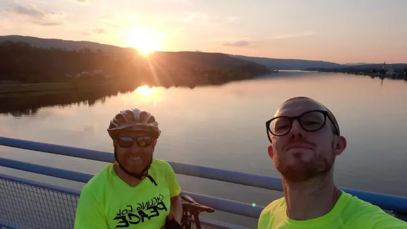 «Cycling for Peace», sulle rive del Danubio continua il viaggio dei due professori camuni