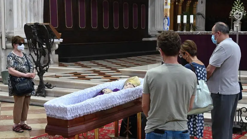 La camera ardente del vescovo emerito Bruno Foresti in Duomo