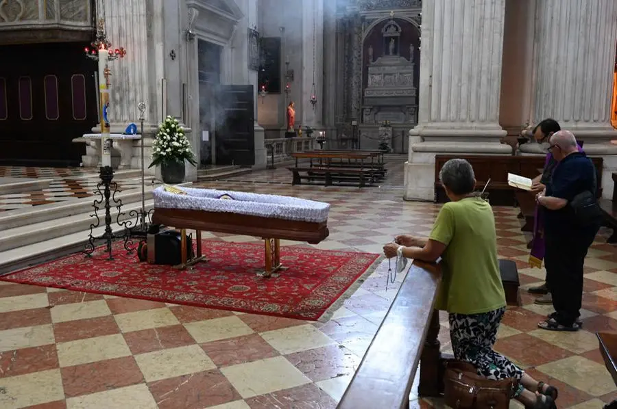 La camera ardente del vescovo emerito Bruno Foresti in Duomo