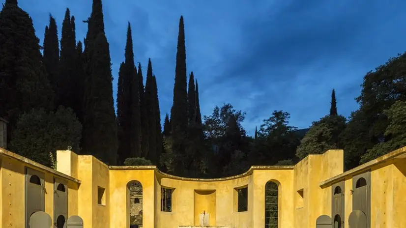 Il Vittoriale illuminato di notte
