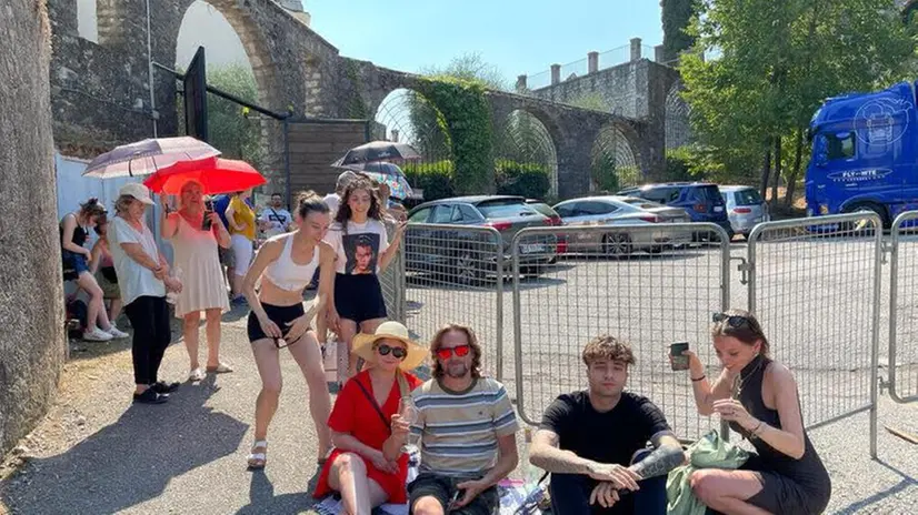 I fan in attesa di Johnny Depp fuori dal Vittoriale