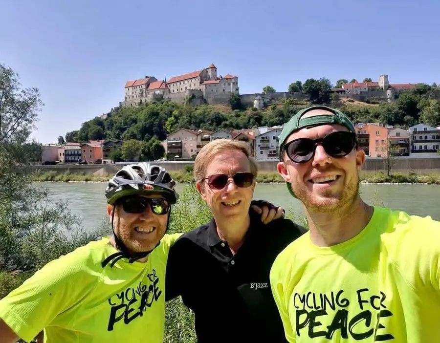 «Cycling for Peace», prosegue in Austria il viaggio dei due prof camuni