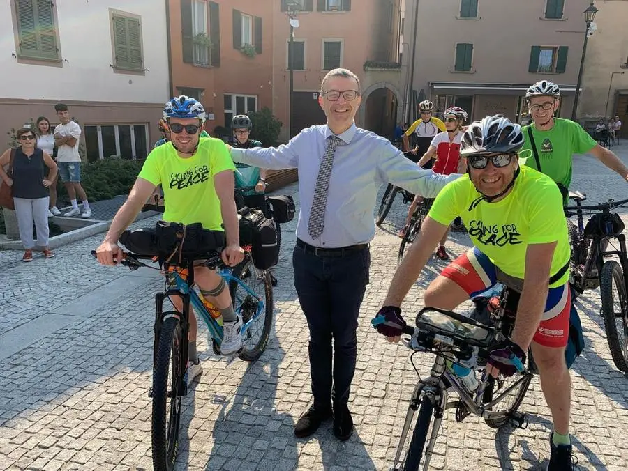 La partenza di Cycling for Peace a Breno