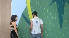 I due street artist durante la realizzazione del murale