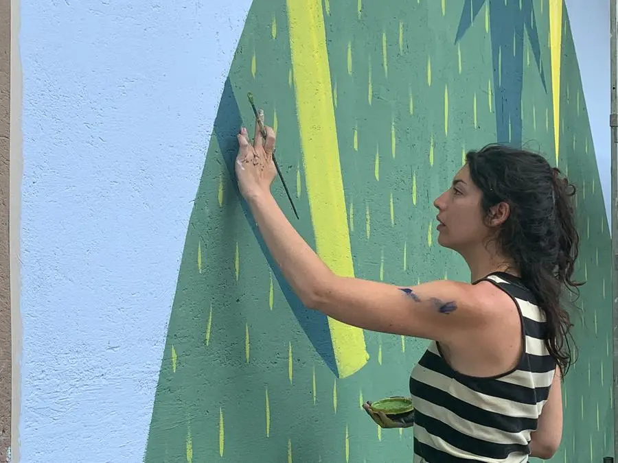 I due street artist durante la realizzazione del murale