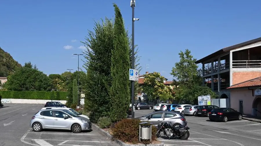 Piazza Padre Costantino ad Adro dove la donna è stata soccorsa - © www.giornaledibrescia.it